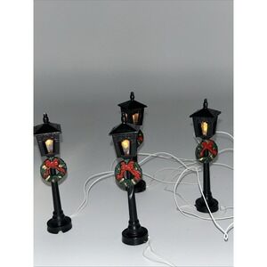Vintage 1991 Lemax Village Accessory 4 Street Lamp Posts W/Wreaths Light Up